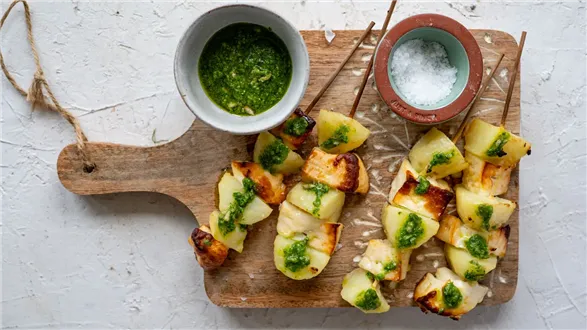 Szaszłyki z młodych ziemniaków i halloumi